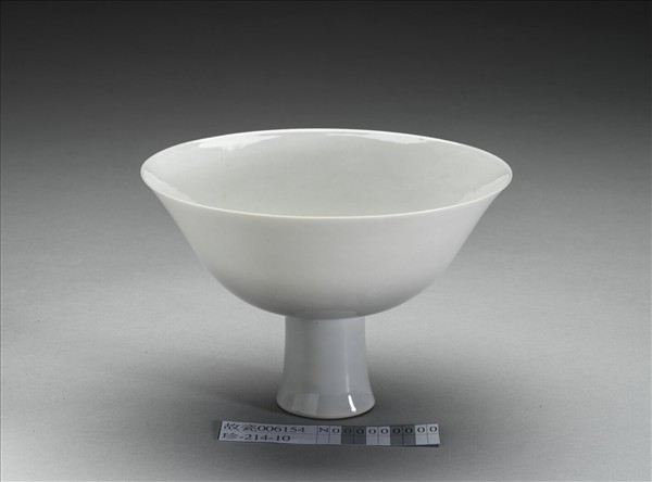 白瓷暗花龍紋高足碗