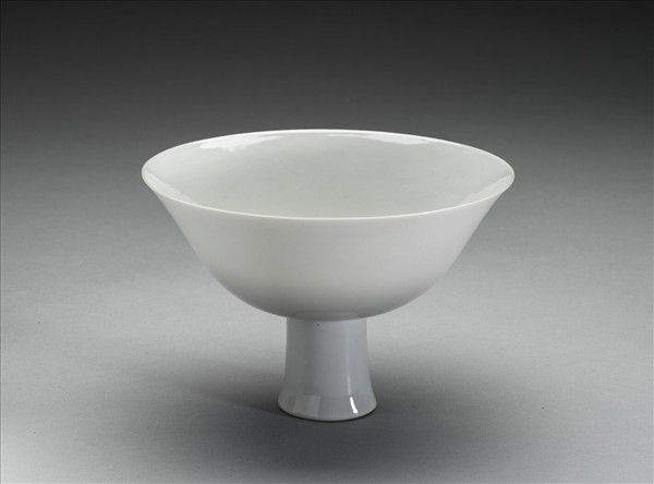 白瓷暗花龍紋高足碗