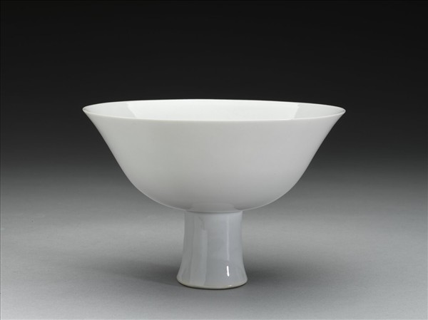 白瓷暗花龍紋高足碗