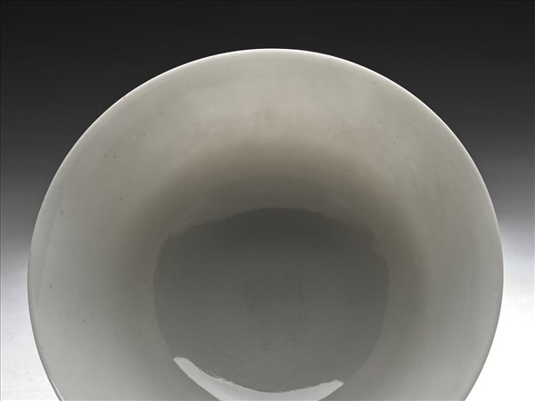 白瓷暗花龍紋高足碗