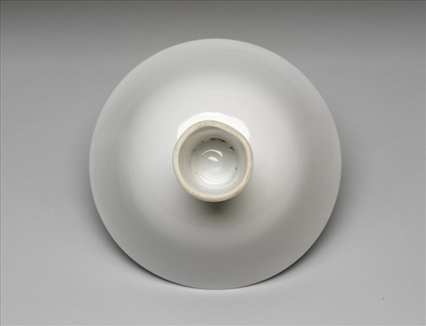 白瓷暗花龍紋高足碗