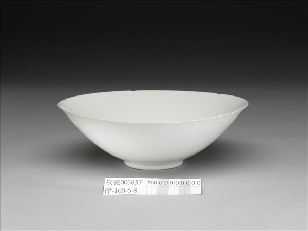 甜白半脫胎六龍葵瓣口碗