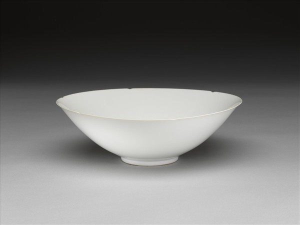 甜白半脫胎六龍葵瓣口碗