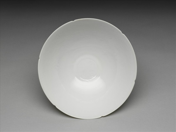 甜白半脫胎六龍葵瓣口碗