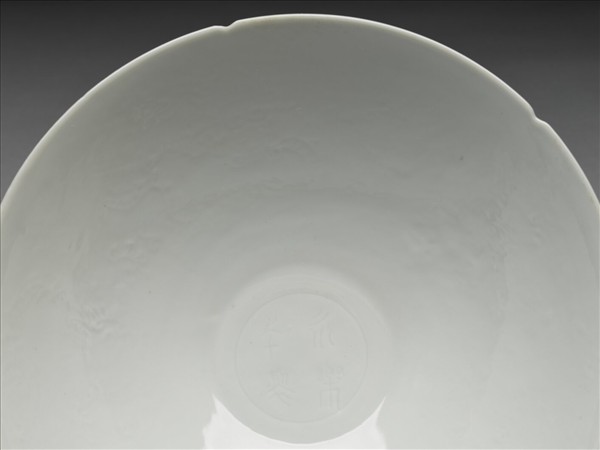 甜白半脫胎六龍葵瓣口碗