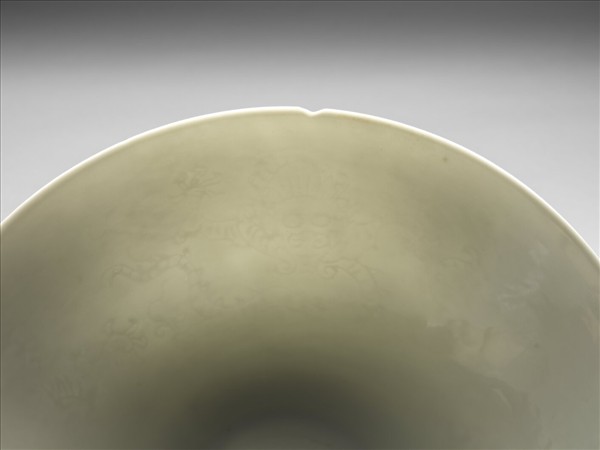 甜白半脫胎六龍葵瓣口碗