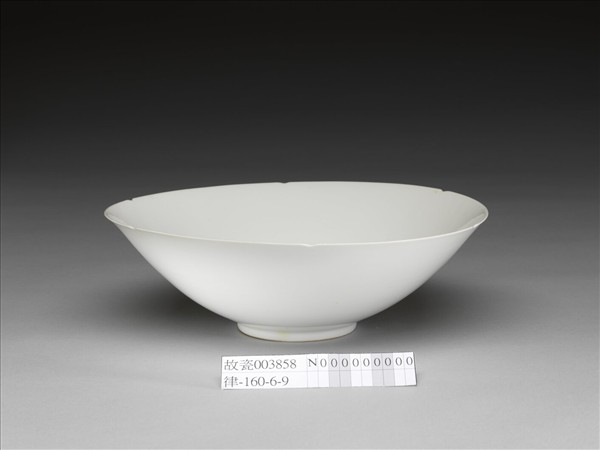 甜白半脫胎六龍葵瓣口碗