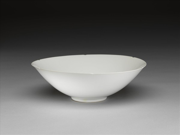 甜白半脫胎六龍葵瓣口碗