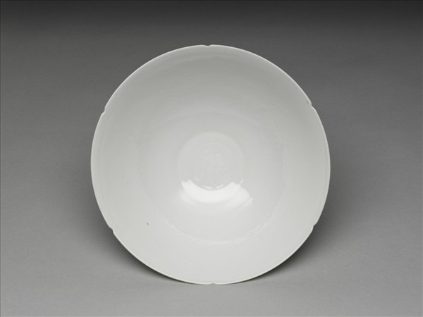 甜白半脫胎六龍葵瓣口碗