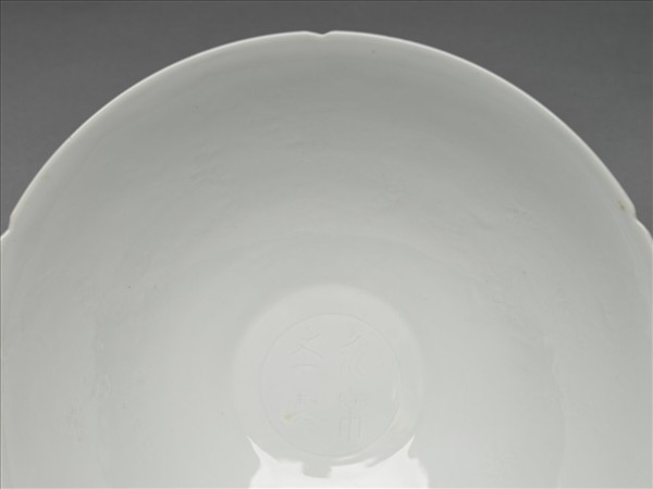 甜白半脫胎六龍葵瓣口碗