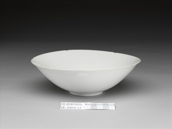 甜白半脫胎五龍葵瓣口碗