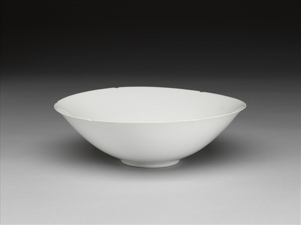 甜白半脫胎五龍葵瓣口碗