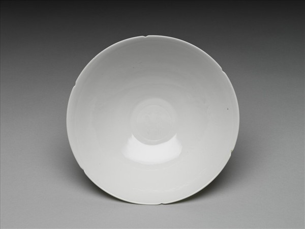 甜白半脫胎五龍葵瓣口碗