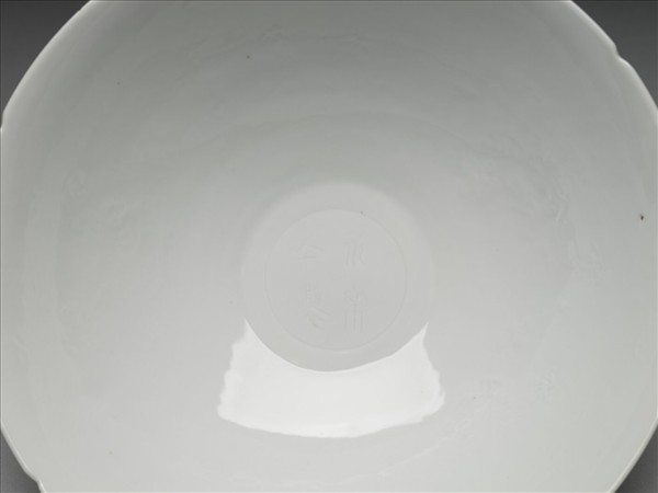 甜白半脫胎五龍葵瓣口碗