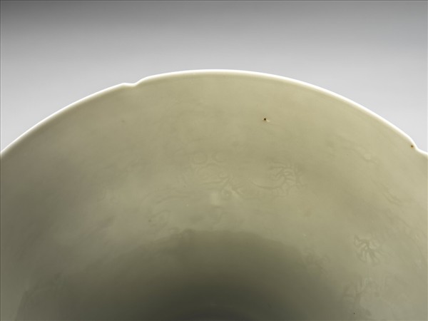 甜白半脫胎五龍葵瓣口碗