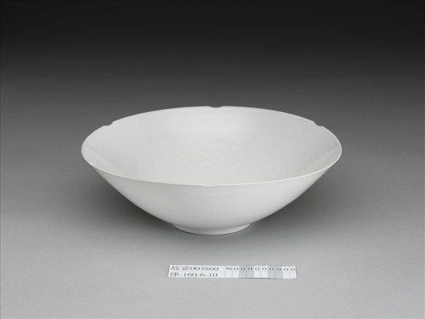 甜白半脫胎五龍葵瓣口碗