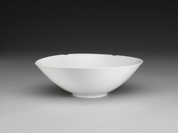 甜白半脫胎五龍葵瓣口碗