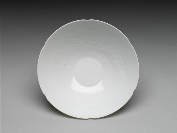 甜白半脫胎五龍葵瓣口碗