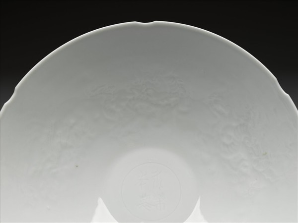 甜白半脫胎五龍葵瓣口碗