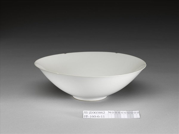 甜白半脫胎五龍葵瓣口碗