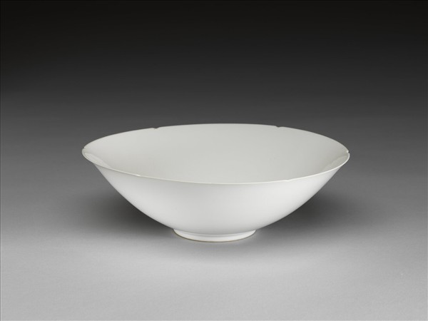 甜白半脫胎五龍葵瓣口碗