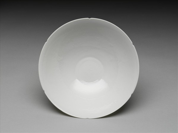 甜白半脫胎五龍葵瓣口碗