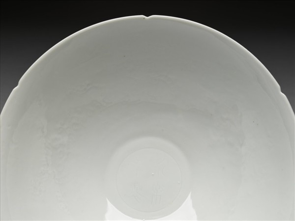 甜白半脫胎五龍葵瓣口碗