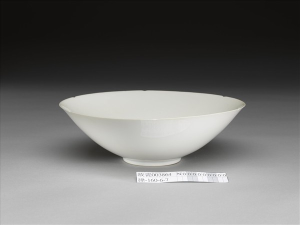 甜白半脫胎六龍葵瓣口碗