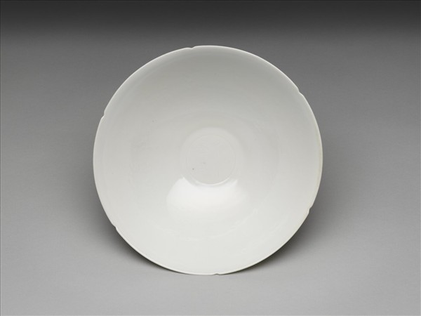 甜白半脫胎六龍葵瓣口碗