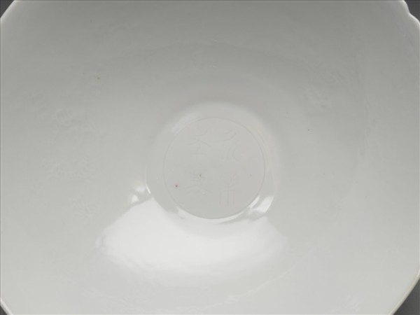 甜白半脫胎六龍葵瓣口碗