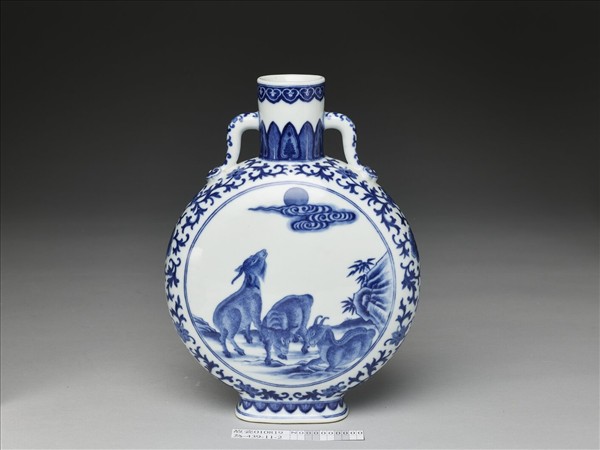 青花三羊開泰圖扁壺