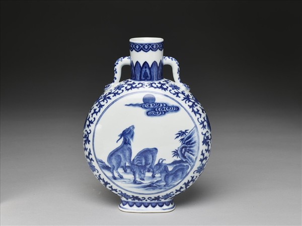 青花三羊開泰圖扁壺