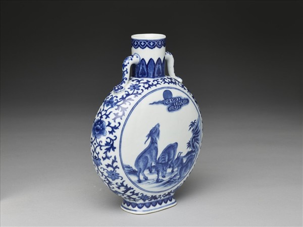 青花三羊開泰圖扁壺