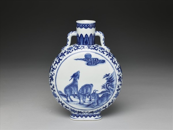 青花三羊開泰圖扁壺