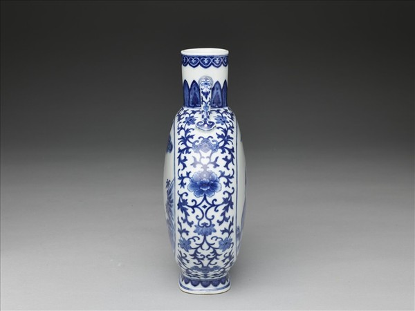 青花三羊開泰圖扁壺