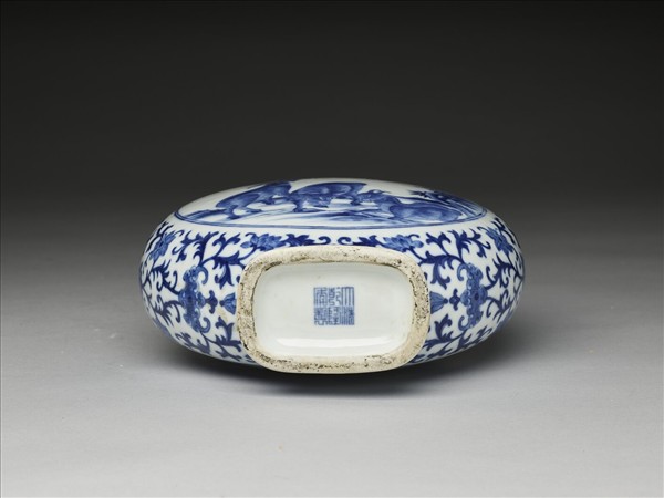 青花三羊開泰圖扁壺