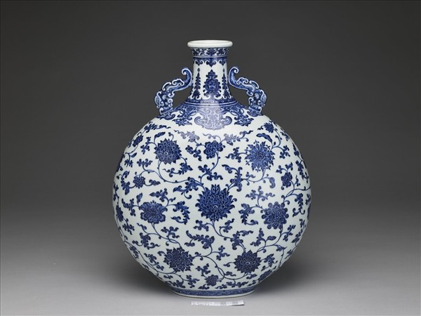 青花纏枝番蓮紋龍耳扁壺