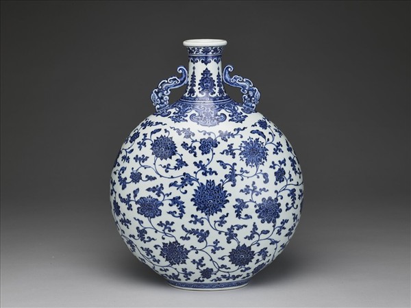 青花纏枝番蓮紋龍耳扁壺