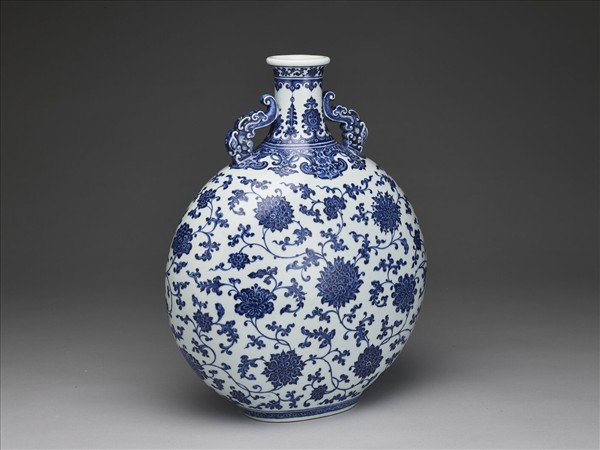 青花纏枝番蓮紋龍耳扁壺