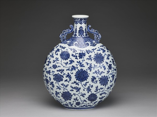 青花纏枝番蓮紋龍耳扁壺