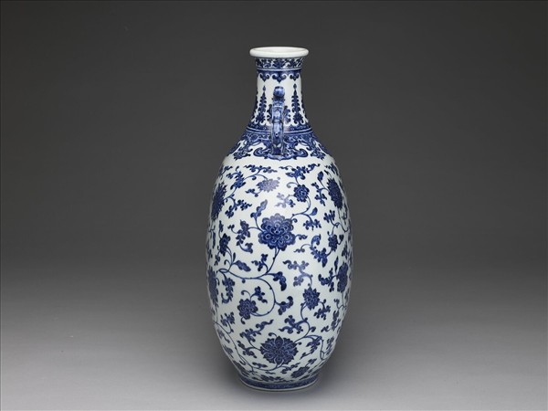 青花纏枝番蓮紋龍耳扁壺