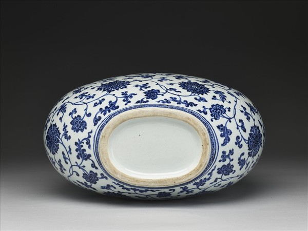 青花纏枝番蓮紋龍耳扁壺