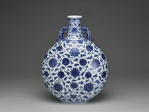 青花纏枝番蓮紋龍耳扁壺