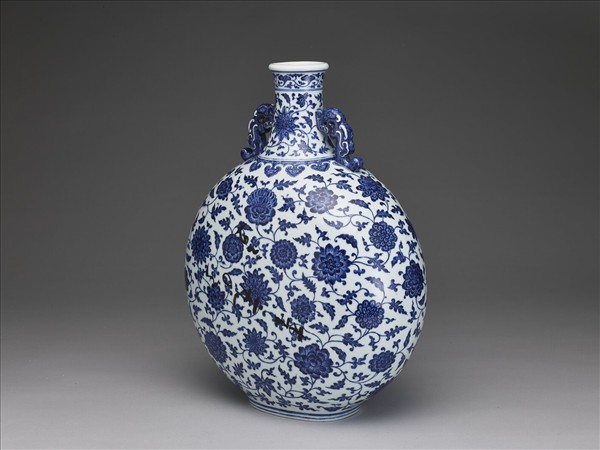 青花纏枝番蓮紋龍耳扁壺