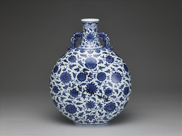 青花纏枝番蓮紋龍耳扁壺