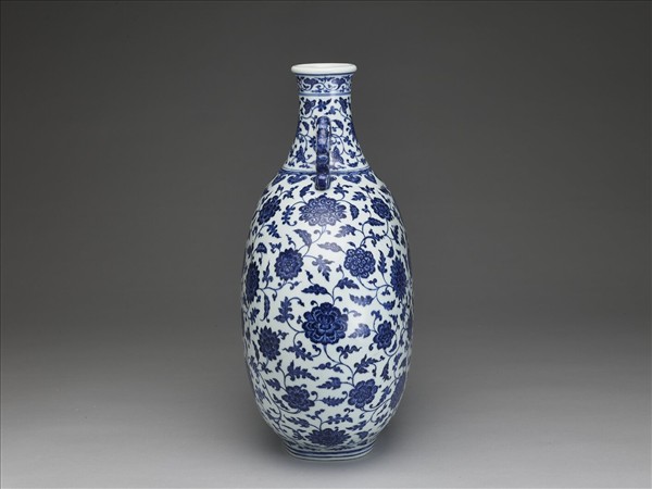 青花纏枝番蓮紋龍耳扁壺