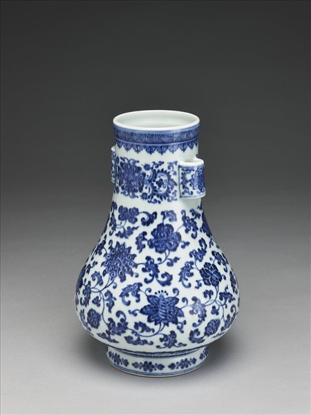 青花纏枝花卉紋貫耳瓶