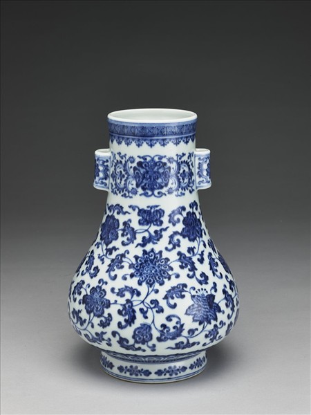 青花纏枝花卉紋貫耳瓶