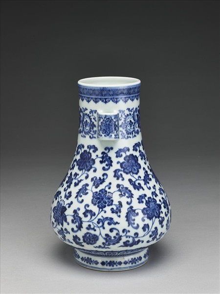 青花纏枝花卉紋貫耳瓶