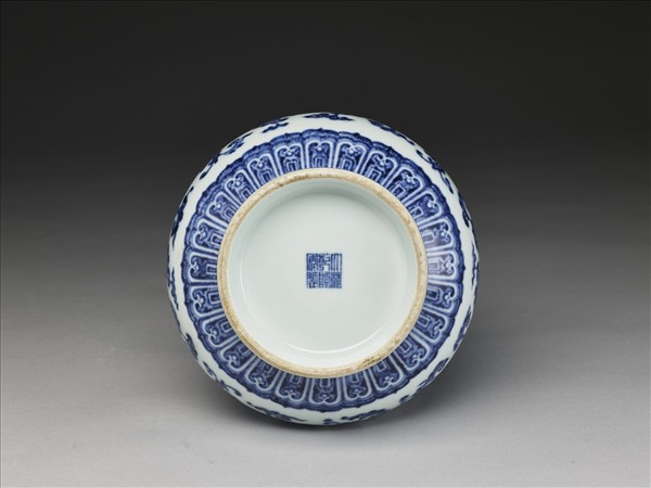 青花纏枝花卉紋貫耳瓶